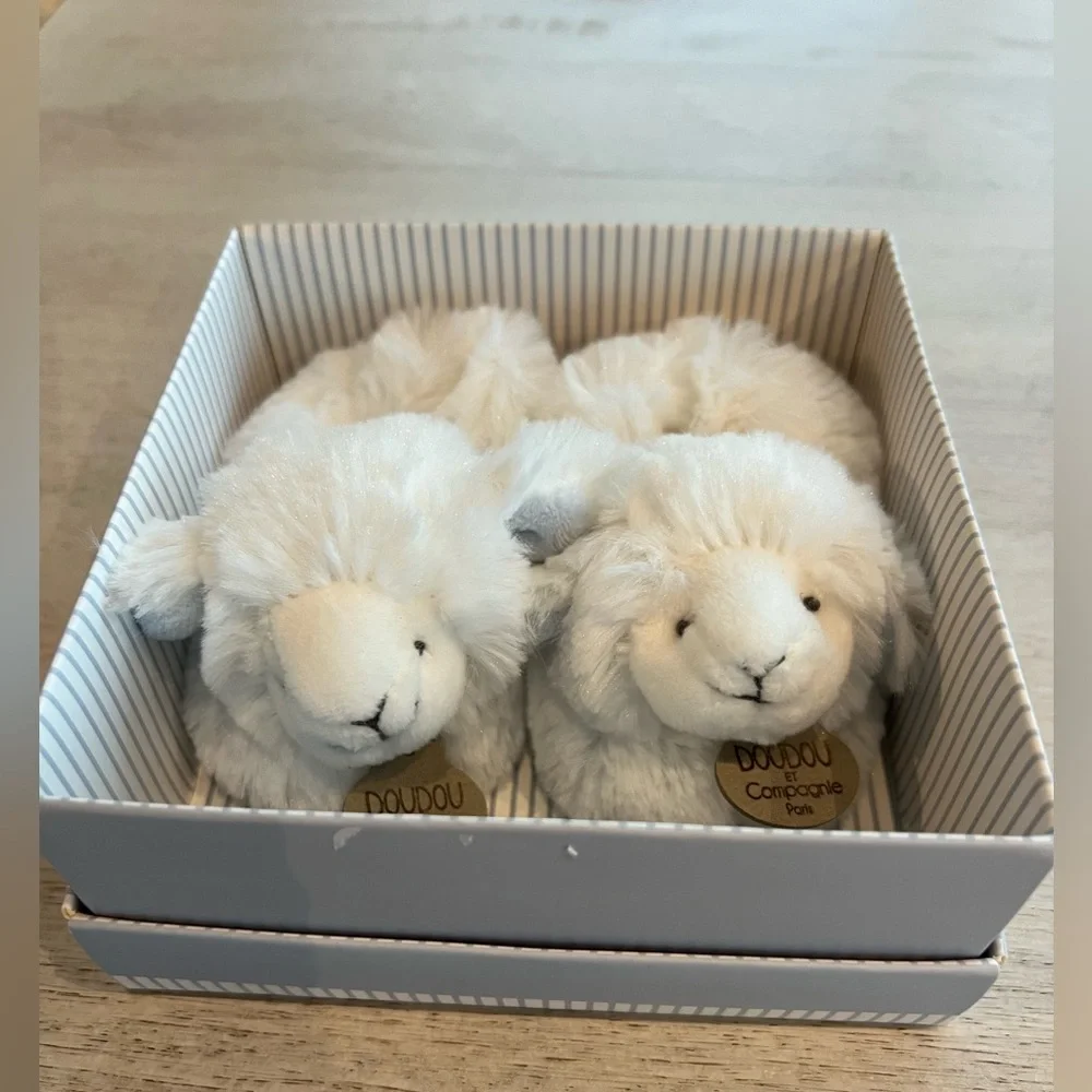 BRAND NEW Doudou et Compagnie Paris Lamb Slippers Newborn in White